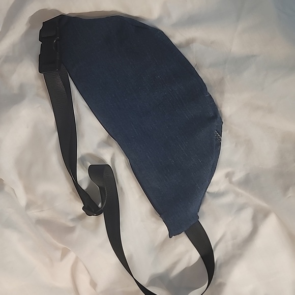 Fanny pack made from upcycled jeans - Picture 2 of 4